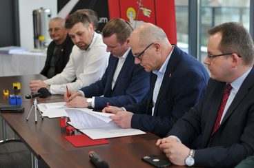 W Zespole Szkół nr 1 w Wieluniu podpisano umowę na budowę boiska